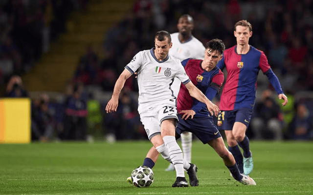 上海海港实现中超三连冠，为中国顶级联赛历史第三队