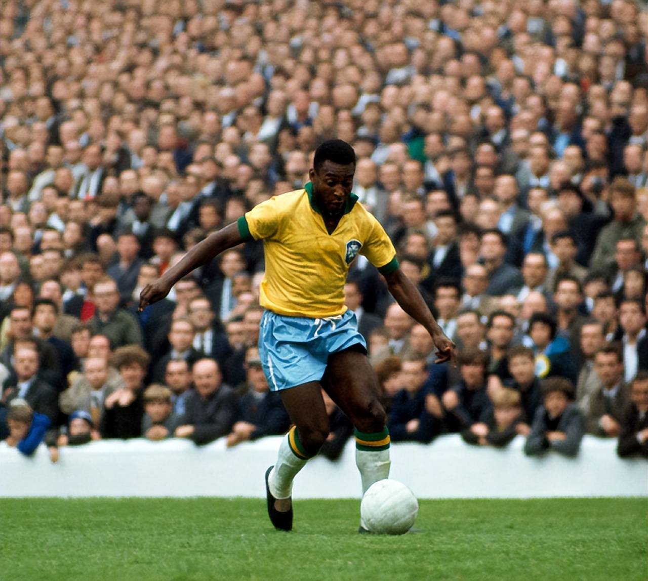 内维斯国家队和俱乐部近17场攻入11球，生涯此前146场仅进9球