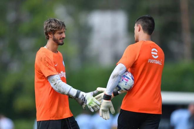 最后连失绝平三分！贺希宁19中9空砍21+8+8 三分6中0