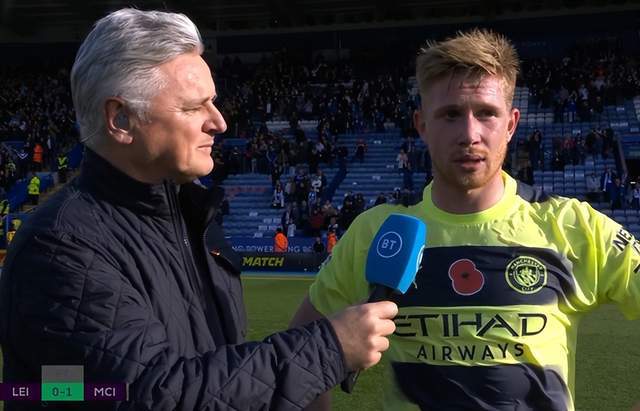 球员倒地后仍把球传出去，太拼