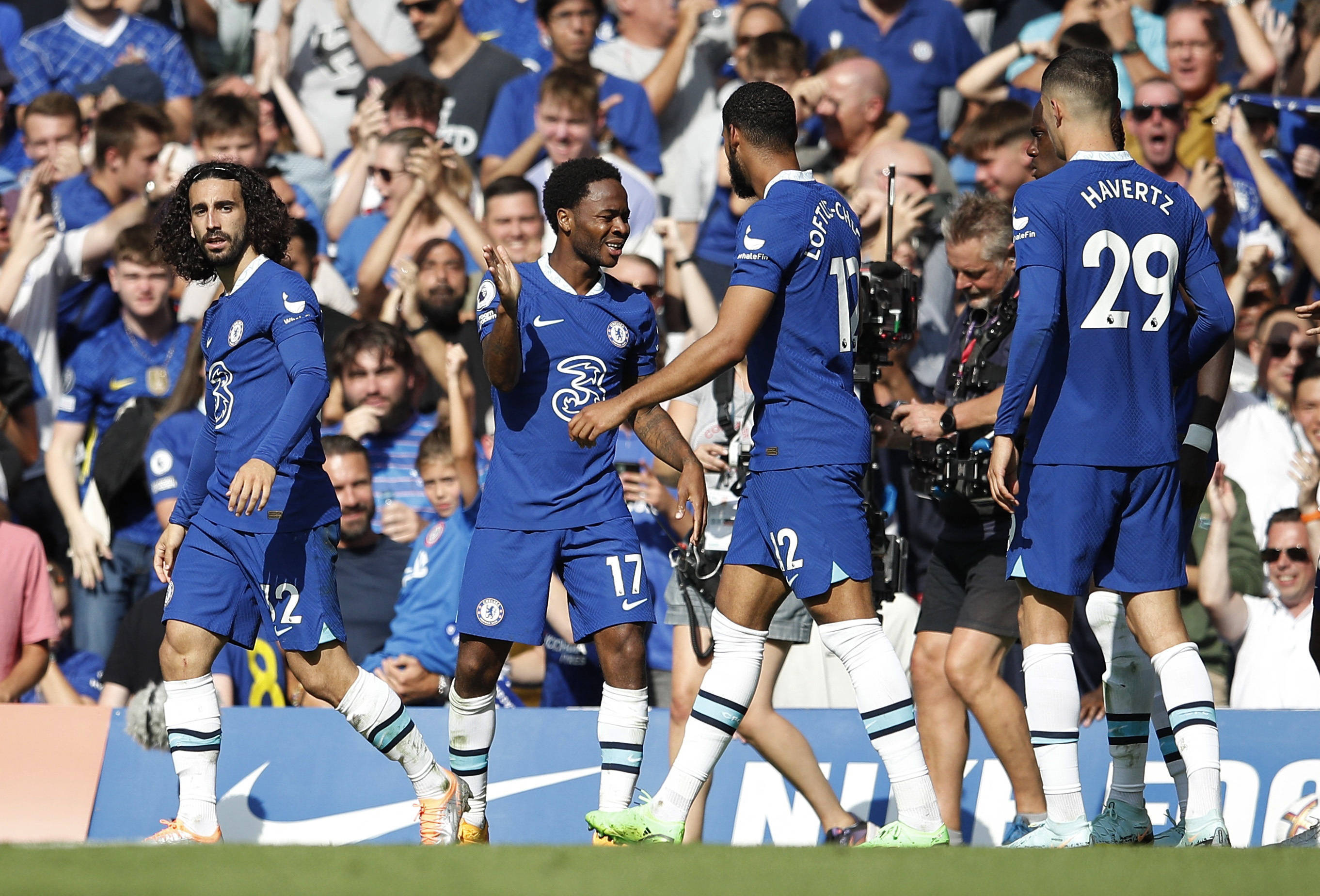 球星带球突破造成杀伤，全场欢呼